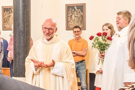So kennen wir ihn unseren Pfarrer Roland Baule, rechts daneben Diakon Otto mit Rosen für die Helfer.