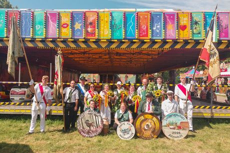 Die neuen Könige (von links): Altjunggesellenkönig Michael Wedler, Damenkönigin Larissa Lege, Königin der Griechenmädchen Theresa Reifschneider, Jugendkönig Jasper Steiner, Schützenkönigin Michaela Giesemann, Bürgercorpskönig Jan Dettmer und Junggesellenkönig Moritz Gappenberger