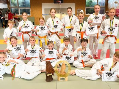 Das erfolgreichste Team von Südniedersachsen mit altem und neuen Pokal.