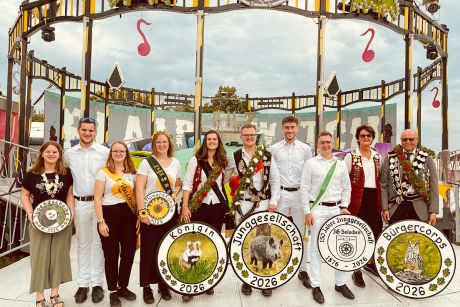 Die neuen Solschener Majestäten (von links): Jugendkönigin Sophia Buchholz mit Felix Buchholz, Sunflowers-Königin Cara Strube mit Lara Fuß, Damenkönigin Anastasia Toulainov und Junggesellenkönig Tobias Bähr, Jubiläumskönig der Junggesellschaft Robert Kaune mit Ole Hülsing, Bürgerkönig Jürgen Lücke mit Ehefrau Anja.