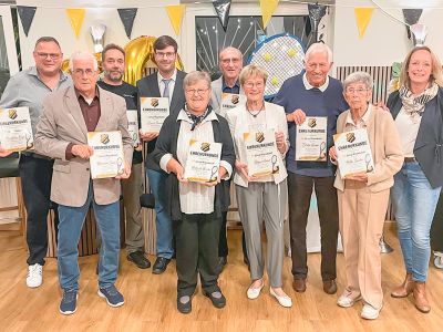 Die Geehrten (von links): Matthias Kreye(17), Michael Sinai (38) Mike Sterling (15), Daniel Bauche(21), Gabi Bauche (47), Heinrich Hänies(48), Regine Hänies(48), Dieter Grimm (50), Hella Sander (50) und die stellvertretende Vorsitzende Inga Diekmann.