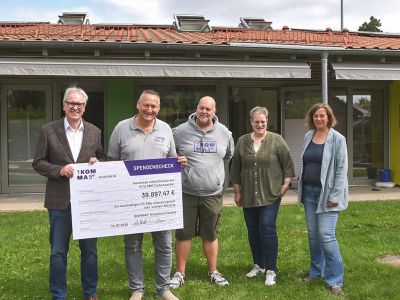 Uwe Semper, Marcel Stahl, Mario Kornell, Dabiela Gier und Juliane Friebe (von links) bei der Übergabe des Spendenschecks vor der Kita mit den Solarmodulen auf dem Dach.