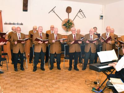 Die Sängergemeinschaft Algermissen unter der Leitung von Lothar Wedekind vor gut einem Jahr bei einem Konzert in Lühnde.