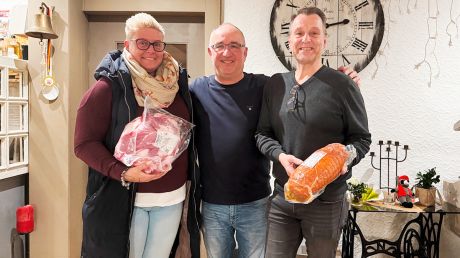 Marc Aumann (Mitte) gratulierte Steffi Beinhagen (links) und Henning Leder.