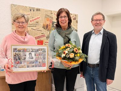 Martina Claus mit Blumenstrauß, umrahmt von Else Pape-Gleitz (mit Fotocollage) und Karl-Heinz Gleitz.