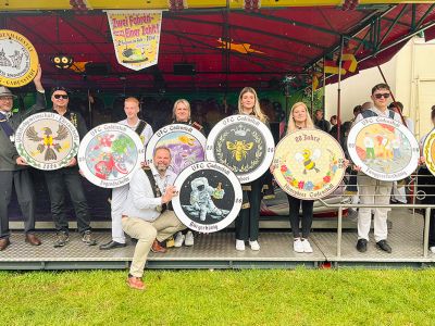 Gewinner der Kirchenscheibe: Alexander Rudkowski, Vogelscheibe: Hartmut Schmude, Jugendkönig: Finlay Fässer, Damenkönigin: Maren Zacharias, Bürgerkönig: Andreas Laue, Honeybeeskönigin: Lia Bergelt, Jubiläumsscheibe: Lynn Burghardt, Junggesellenkönig: Cornelius Stoewenau und Gewinner der Freischeibe Dominic Oberg (nicht im Bild)