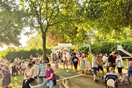 Eigentlich Bolzplatz, Spielplatz und Grillecke des SSV Sehlde, lädt die Fläche beim Hubertusfest zum gemütlichen Verweilen ein.