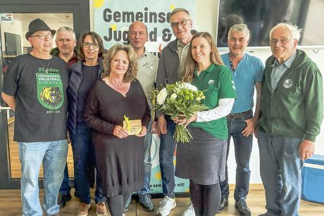 Der Vorstand von rechts: Josef Büsse, Ulrich Biermann, TSV-Vorsitzende Anna Feise, Vorsitzender des Fördervereines Dr. Stefan Rössig, Stellvertretender Vorsitzender Alexander Richter, Ortsbürgermeisterin Andrea Keienburg, Schatzmeisterin des Fördervereins Dorothea Ernst, Ansgar Bokelmann und Carlos Wengert.