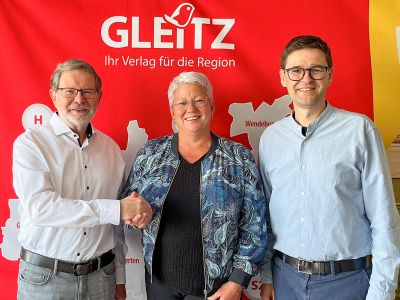 Die Freude über den Start der neuen Zeitung für die Gemeinde Nordstemmen ist groß: Geschäftsführer Karl-Heinz Gleitz (links), Bürgermeisterin Nicole Dombrowski sowie der Technische Leiter Oliver Kroll setzen auf eine vertrauensvolle Zusammenarbeit und eine starke lokale Berichterstattung mit aktuellen Informationen für die Bürgerinnen und Bürger vor Ort.