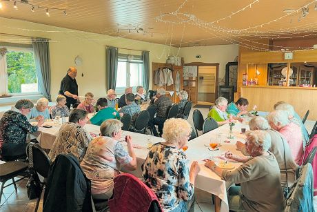 Großer Andrang und hervorragende Stimmung: Der AWO-Ortsverein Heere lud zum gemeinsamen Spargelessen in das Restaurant Roma ein.