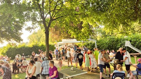 Eigentlich Bolzplatz, Spielplatz und Grillecke des SSV Sehlde, lädt die Fläche beim Hubertusfest zum gemütlichen Verweilen ein.