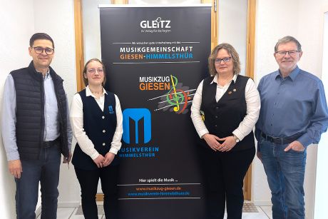 Oliver Kroll, Mareile Narzynski, Daniela Rak und Karl-Heinz Gleitz freuen sich auf die neue Kooperation und präsentieren stolz die neuen Banner der Musik-Gemeinschaft Giesen-Himmelsthür.