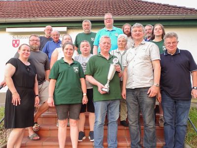Die Teilnehmer beider Vereine – im Vordergrund Klaus-Dieter Spill mit dem Wanderpokal.