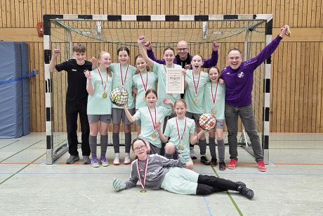 Die Mädchen und das Trainerteam der D-Juniorinnen freuen sich über die gewonnene Hallenkreismeisterschaft.