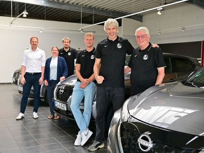 Startklar für die neue Saison: Die GRIZZLYS freuen sich über ihre neuen Nissan Jukes, die ihnen das Autohaus Tschesche für die kommende Spielzeit zur Verfügung stellt (von links): Dennis Tschesche, Vanessa Persson, Ilja Ivanov, Jan Röling, Cody Kessel und Konrad Nave.