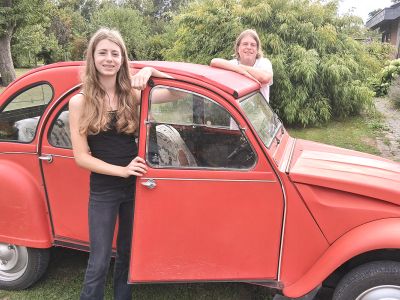 Noch muss Emma (14) auf den Beifahrersitz, denn am Lenkrad des Kultautos sitzt Vater Sven Frey.