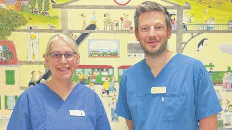 Für den Kindergastroenterologen und -hepatologen Dr. med. Tobias Rasche und Susanne Rohde von der Kindergastroenterologischen Ambulanz steht das Wohl der kleinen Patienten an erster Stelle. Sie nehmen sich bewusst Zeit, um Familien Orientierung und Sicherheit im Umgang mit der Erkrankung zu schenken.