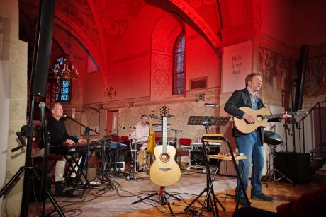 David Plüss, David Kandert und Clemens Bittlinger (von links) bewiesen auch in der stimmungsvoll beleuchteten Nettlinger Kirche, dass sie ein bestens eingespieltes Team sind.