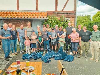 Helferinnen und Helfer bei der Müllsammelaktion in Baddeckenstedt