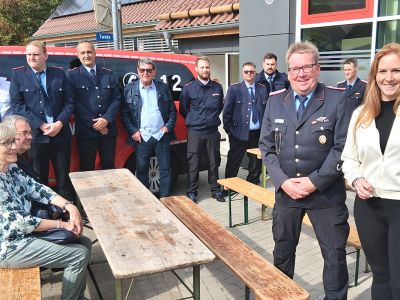 Bürgermeisterin Maren Kleinschmidt eröffnete das neue Feuerwehrgerätehaus in Barbecke mit Ortsbrandmeister Sven Cleve vor zahlreichen Gästen aus Politik, Wehr und Verwaltung.