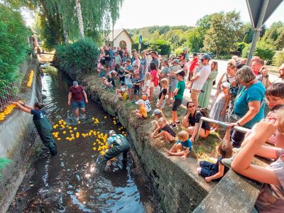 Die Besucherinnen und Besucher des Festes beobachten den Ziel­einlauf der Rennenten am Heiligenhäuschen.