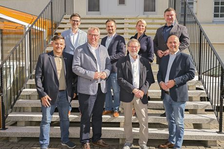 Tauschten sich in Nettlingen über zahlreiche kommunalpolitische und gesellschaftliche Themen aus (von links): Patrick Fölsch (Lengede), Oliver Kroll (Gleitz Verlag), Landratskandidat Carsten Lauenstein, Enrico Jahn (Vechelde), Karl-Heinz Gleitz, Manuela Schneider (Hohenhameln), Nils Neuhäuser genannt Holtbrügge (Ilsede) und Ingo Yazidi (Peine).