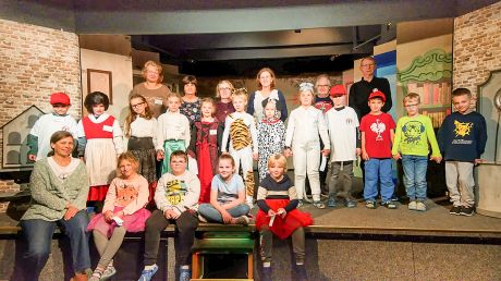 Kinder der 2. Klassen der Grundschule Holle auf der Firlefanzbühne