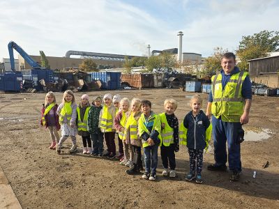 Kinder der AWO-Kita Oberg besuchen Struck-Recycling-Hof.