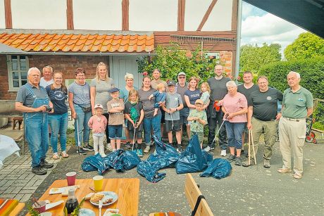 Helferinnen und Helfer bei der Müllsammelaktion in Baddeckenstedt