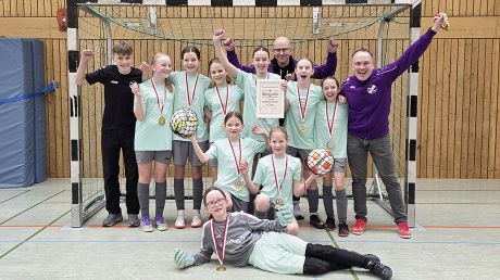 Die Mädchen und das Trainerteam der D-Juniorinnen freuen sich über die gewonnene Hallenkreismeisterschaft.